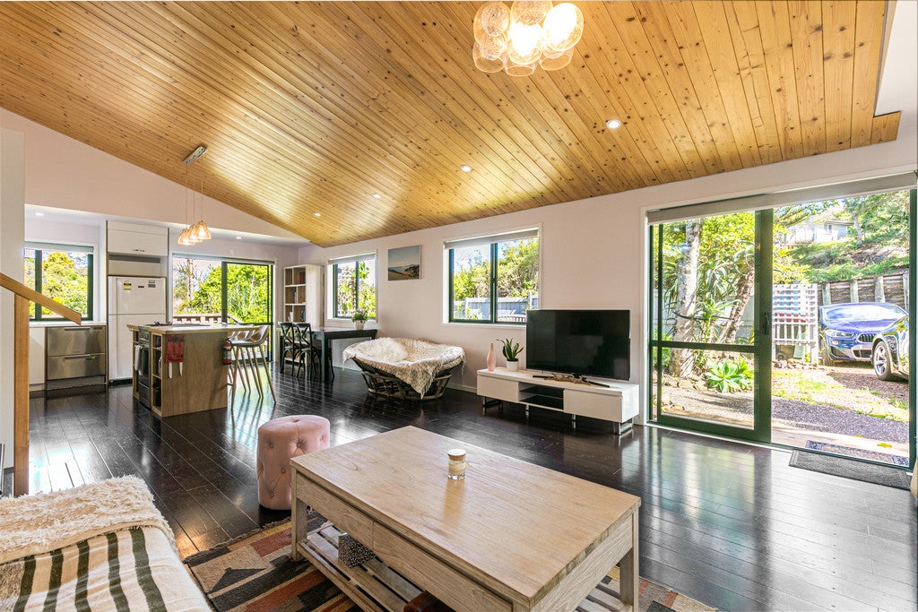 99 Queens Drive, Oneroa, Waiheke Island - Carousel 2