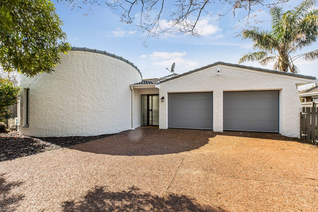 215 Walter Strevens Drive, Conifer Grove, Takanini - Carousel 1