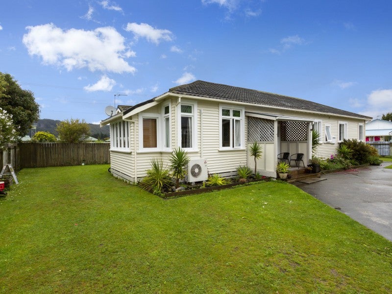 4 Phar Lap Grove, Trentham, Upper Hutt - Carousel 1