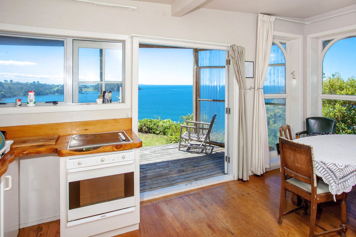 452 Sea View Road, Onetangi, Waiheke Island - Carousel 2