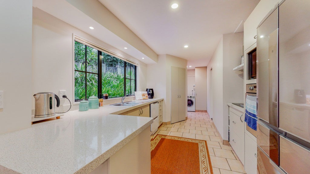 31 De Val Drive, Titirangi, Auckland - Carousel 2