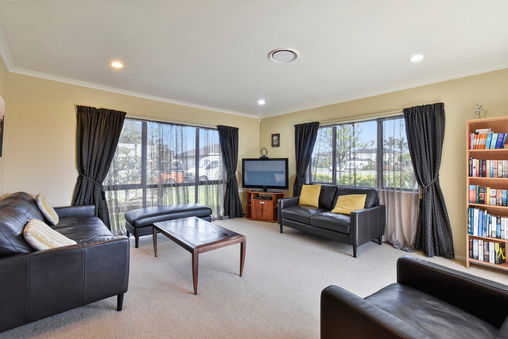 19 Fergy Crescent, Wattle Downs, Auckland - Carousel 2