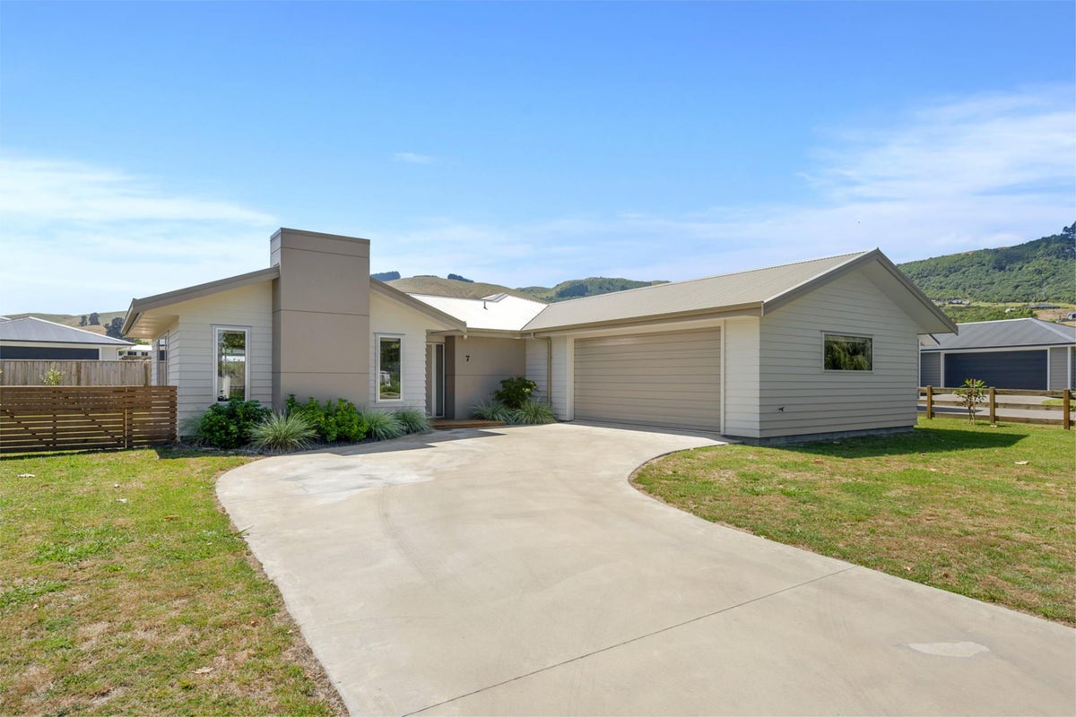7 Rogers Place, Kinloch, Taupo - Carousel 1