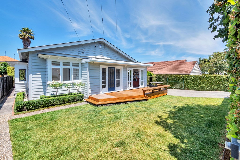 8 Kingsway, Three Kings, Auckland - Carousel 1