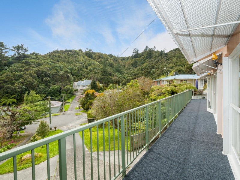 25 James Grove, Stokes Valley, Lower Hutt - Carousel 15