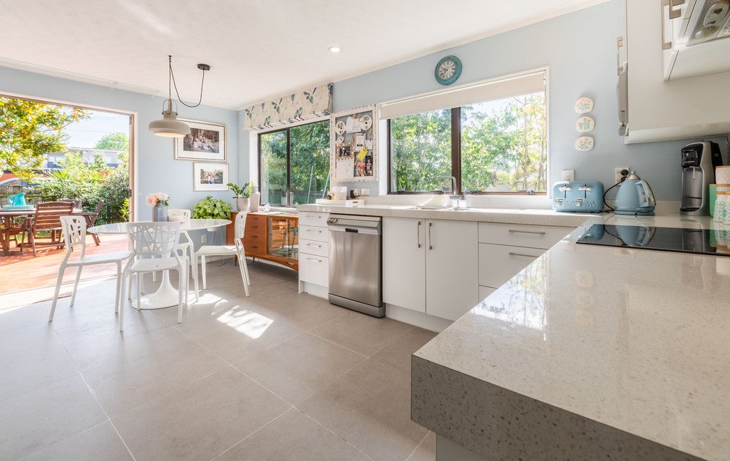 1/3 Kaurilands Road, Titirangi, Auckland - Carousel 1