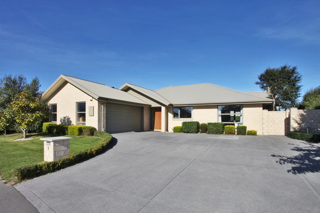7 Date Crescent, Aidanfield, Christchurch - Carousel 1