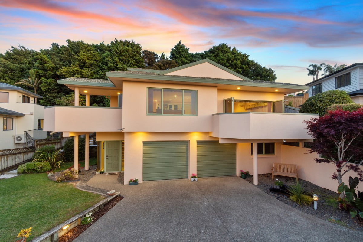 26 Silkwood Grove, Totara Heights, Auckland - Carousel 1