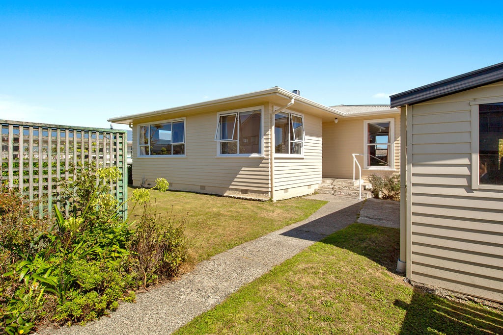 3 Carluke Street, Paparangi, Wellington - Carousel 2