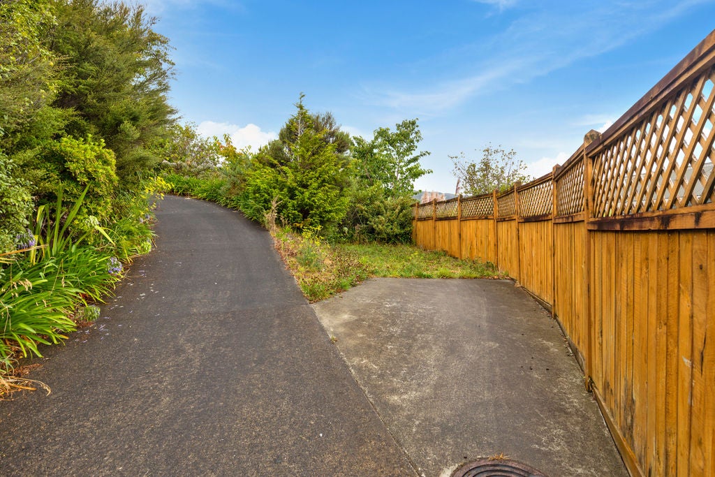 36 Castle Crescent, Stokes Valley, Lower Hutt - Carousel 1