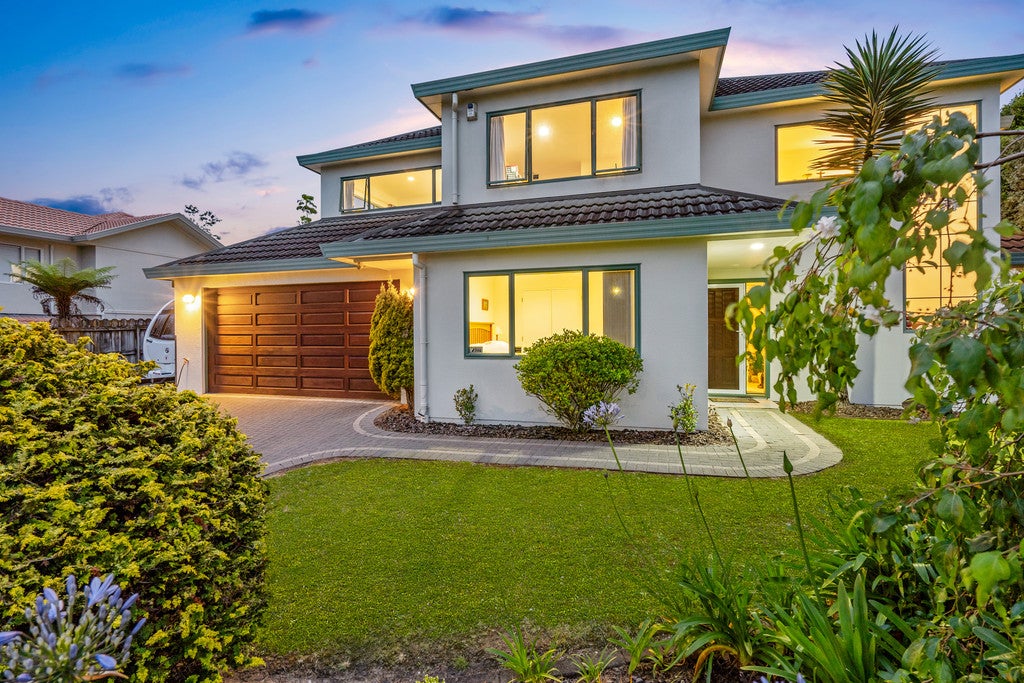 11 Artesia Close, Shamrock Park, Auckland - Carousel 1