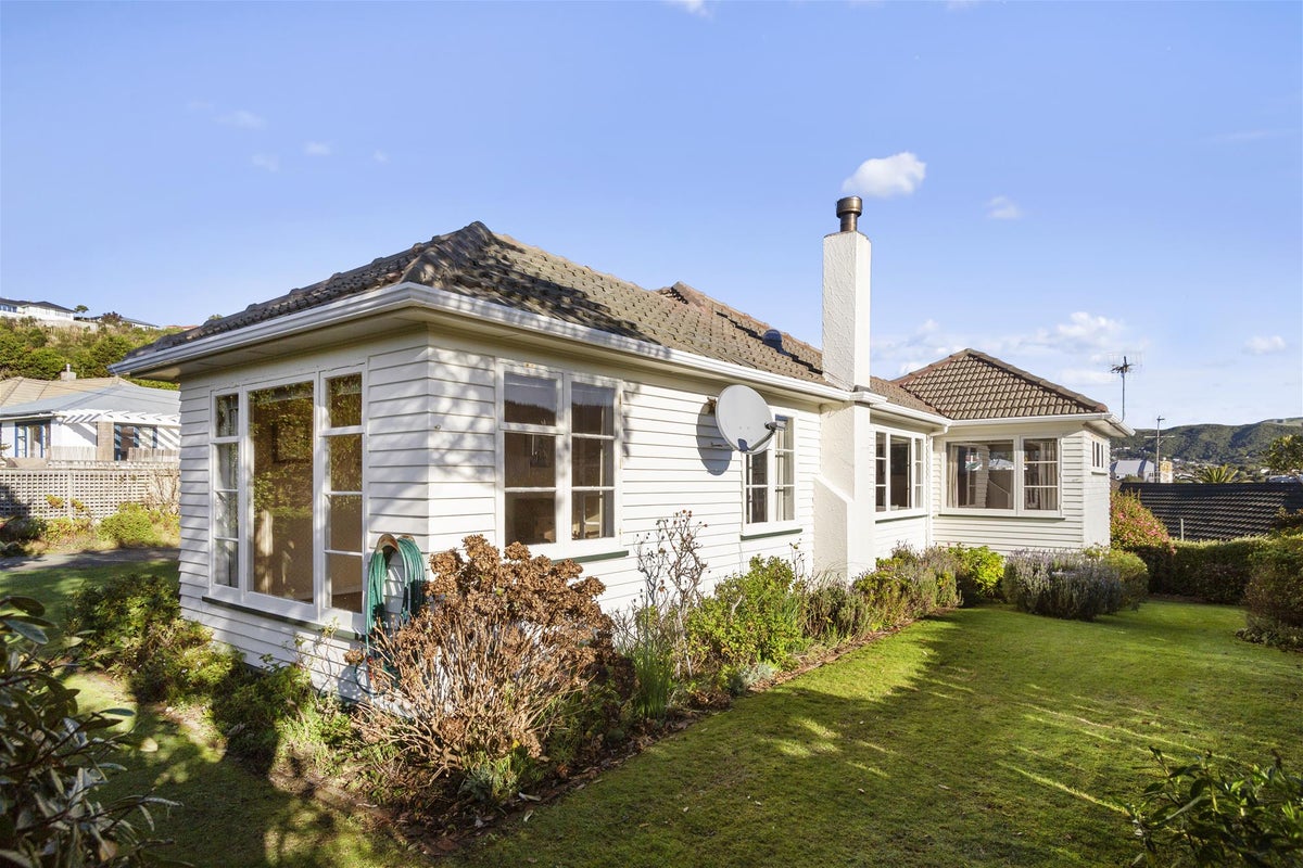 2 Ongley Crescent, Tawa, Wellington - Carousel 1