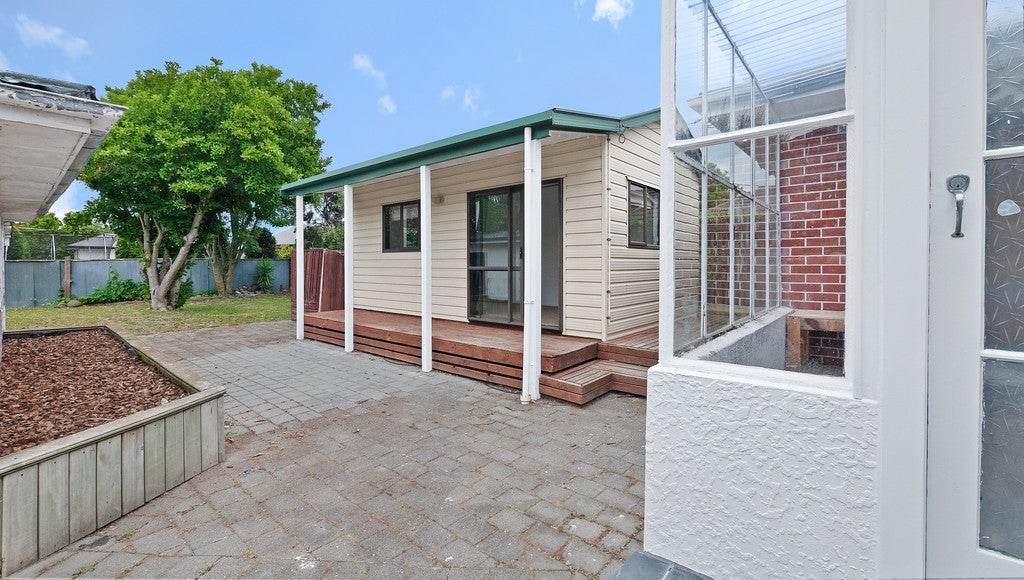 12 Manor Place, Bryndwr, Christchurch - Carousel 2