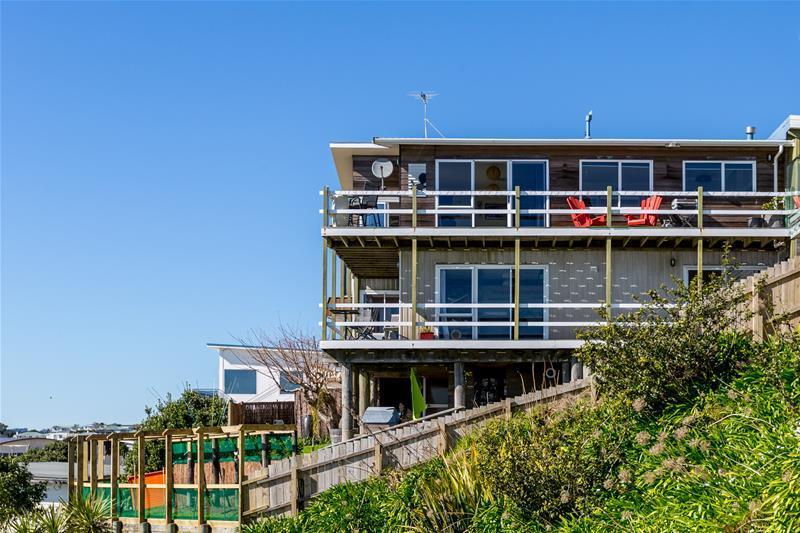 18 Findlay Street, Moturoa, New Plymouth - Carousel 1