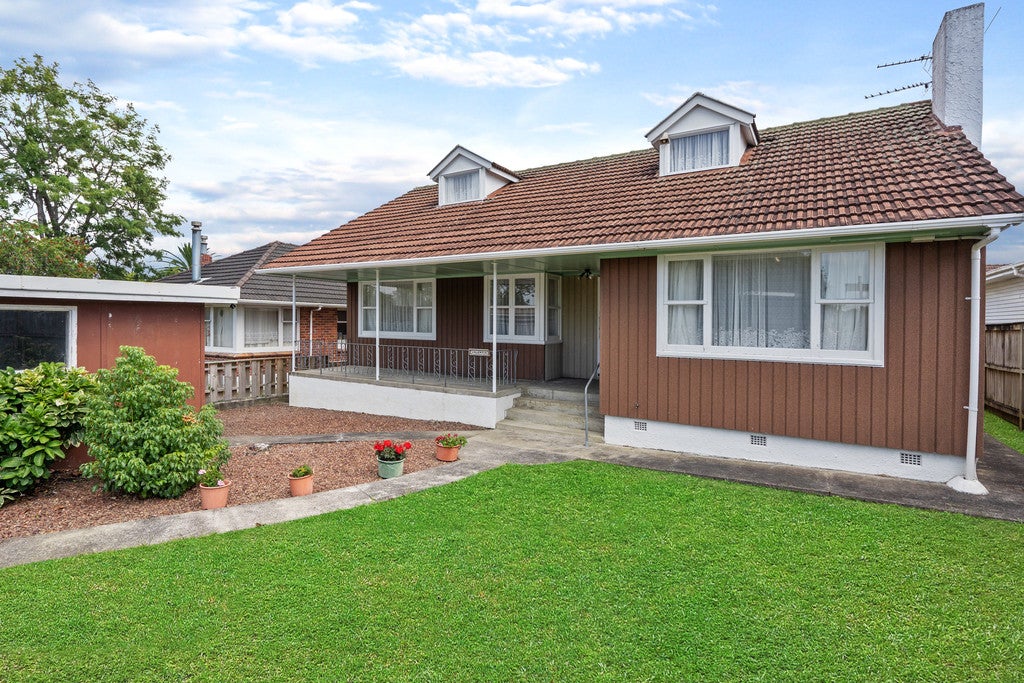 206 Te Atatu Road, Te Atatu South, Auckland - Carousel 1