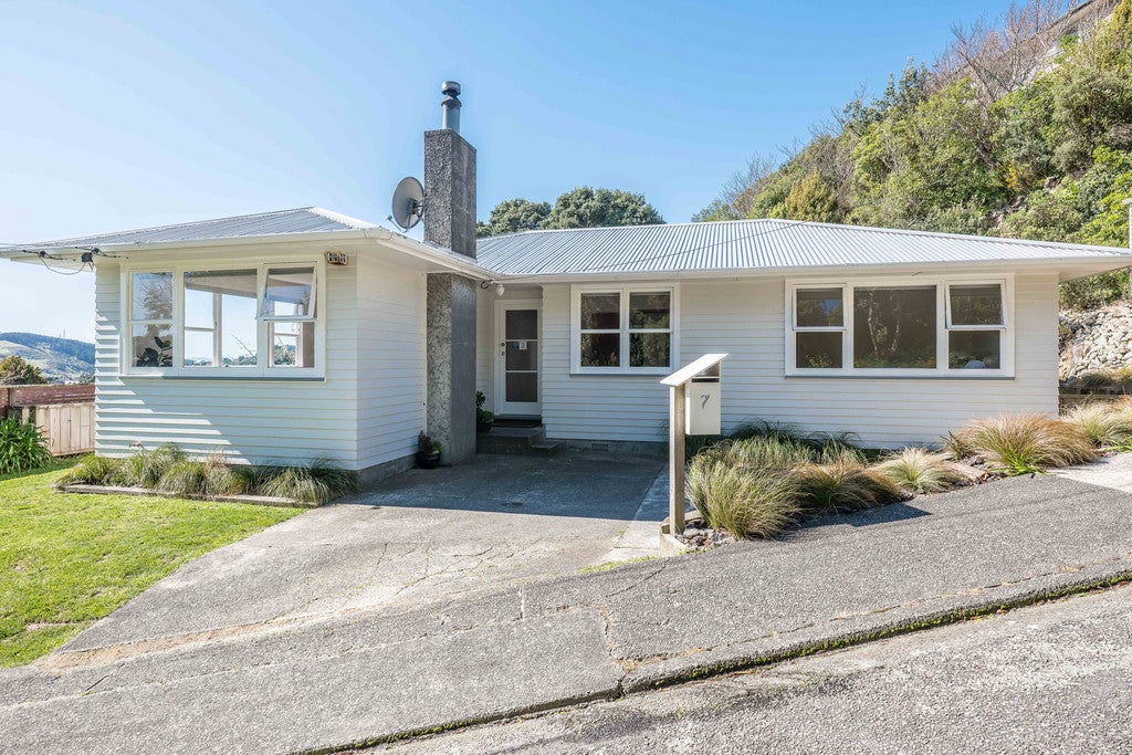 7 Leona Way, Paparangi, Wellington - Carousel 1