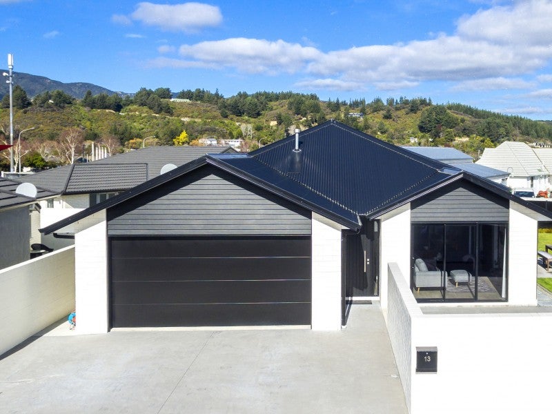 13 Vernon Grove, Brown Owl, Upper Hutt - Carousel 1