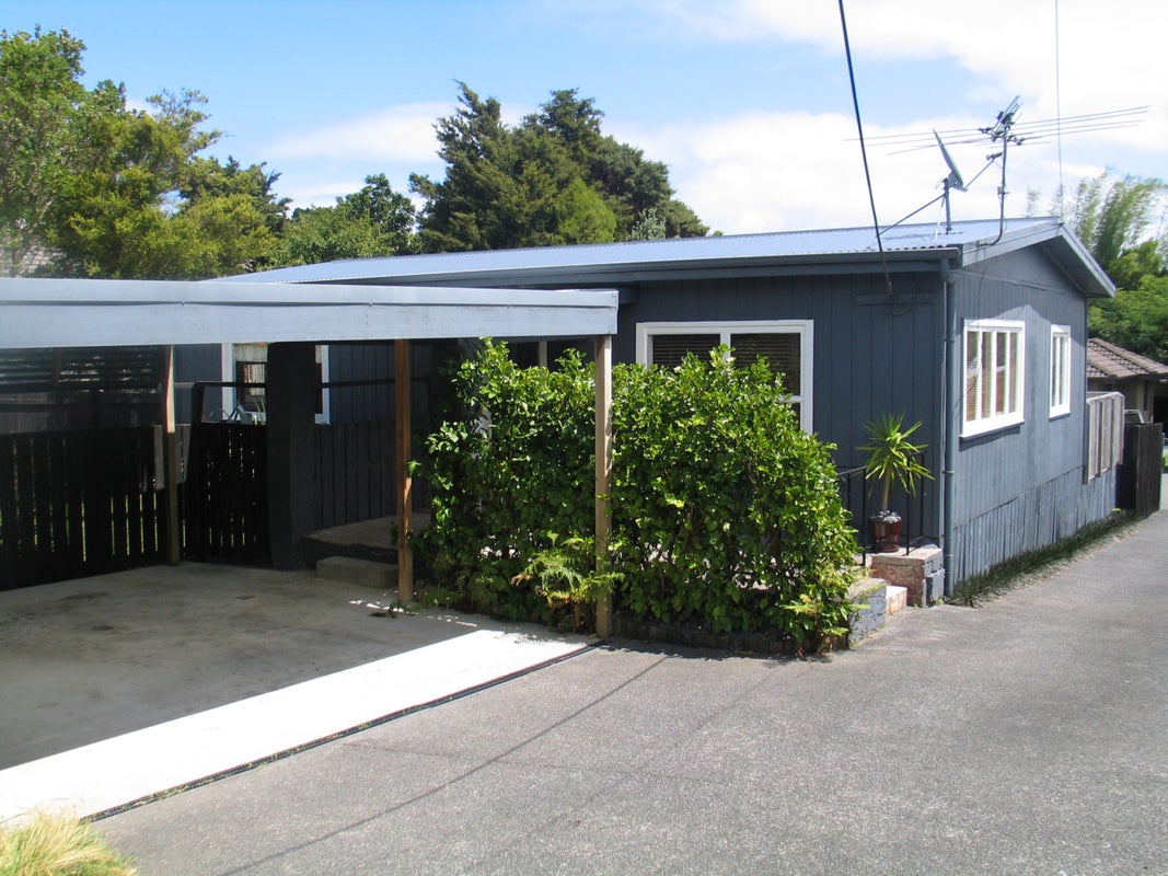 11 Bishop Street, Green Bay, Auckland - Carousel 1