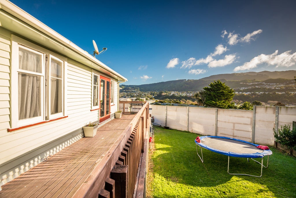 8 Allen Terrace, Tawa, Wellington - Carousel 2
