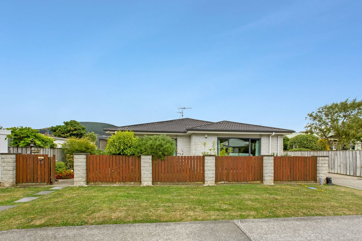22 Nathan Street, Tawa, Wellington - Carousel 2