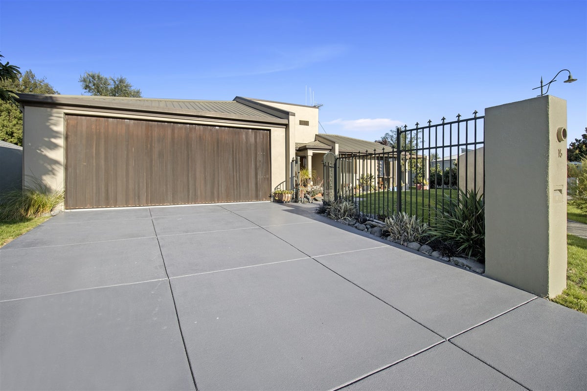 15 Gambia Grove, Flagstaff, Hamilton - Carousel 1