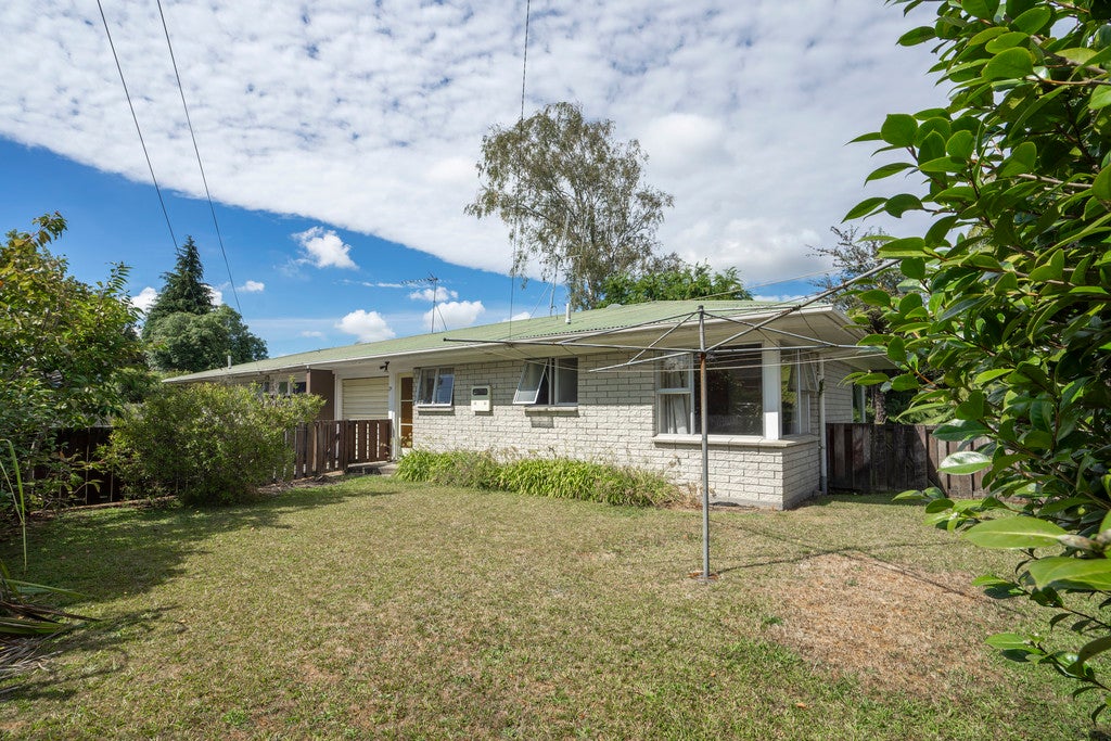 29 Carlson Crescent, Silverdale, Hamilton - Carousel 1