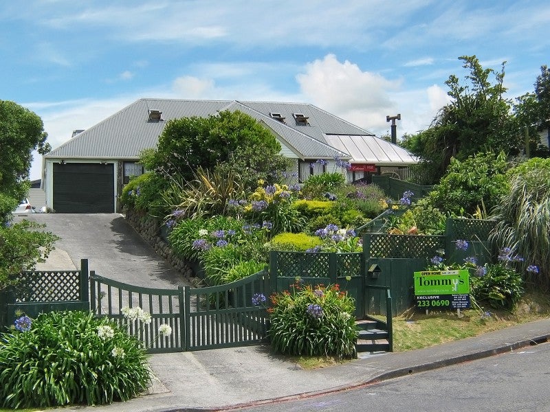 19 Whanake Street, Titahi Bay, Porirua - Carousel 1
