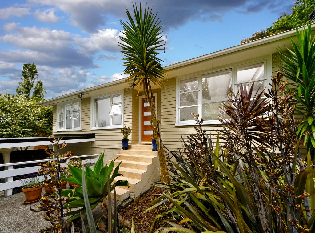 2/2 Avonleigh Road, Green Bay, Auckland - Carousel 1