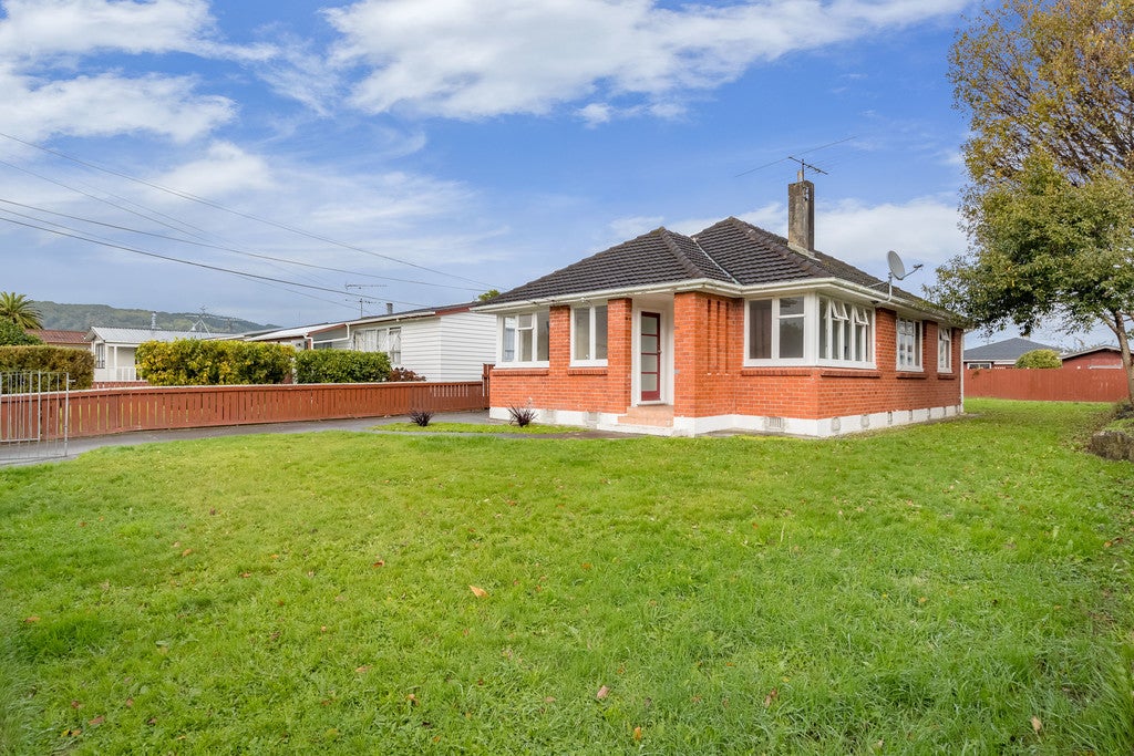 21 Davis Crescent, Elderslea, Upper Hutt - Carousel 1