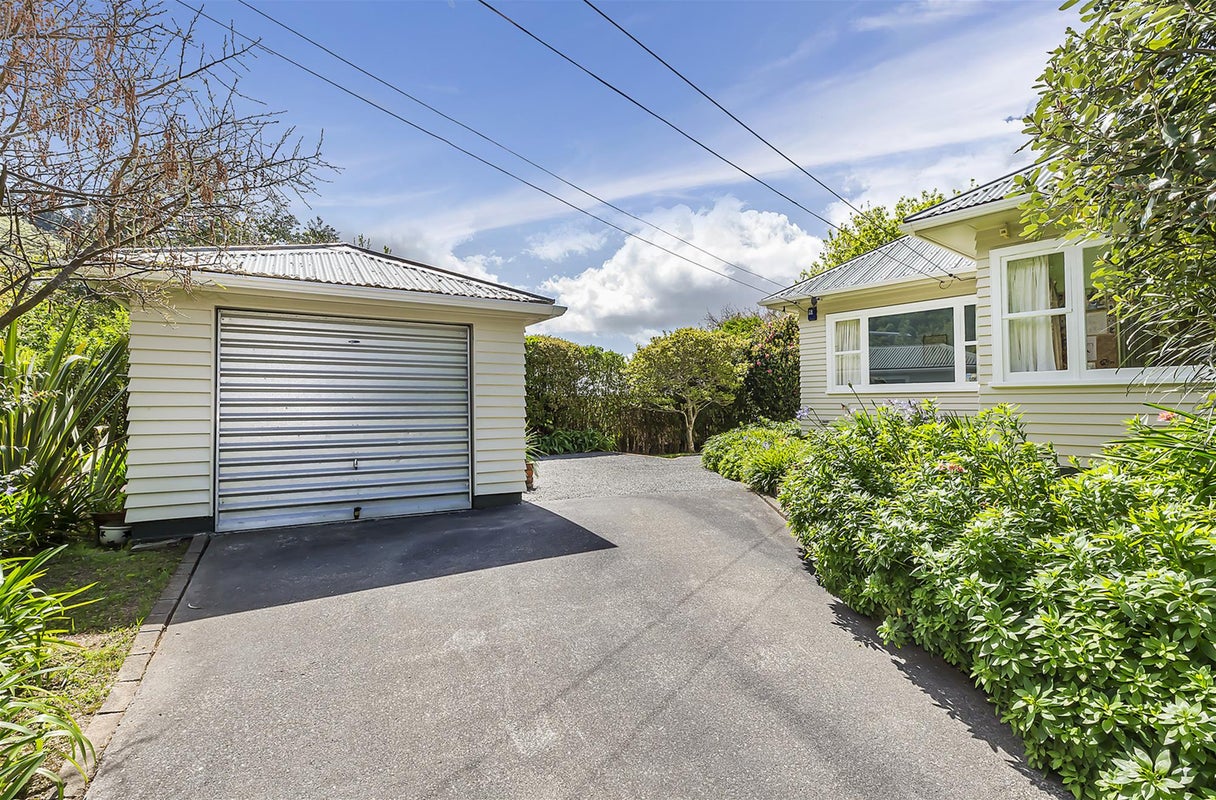 31 Chester Road, Tawa, Wellington - Carousel 2