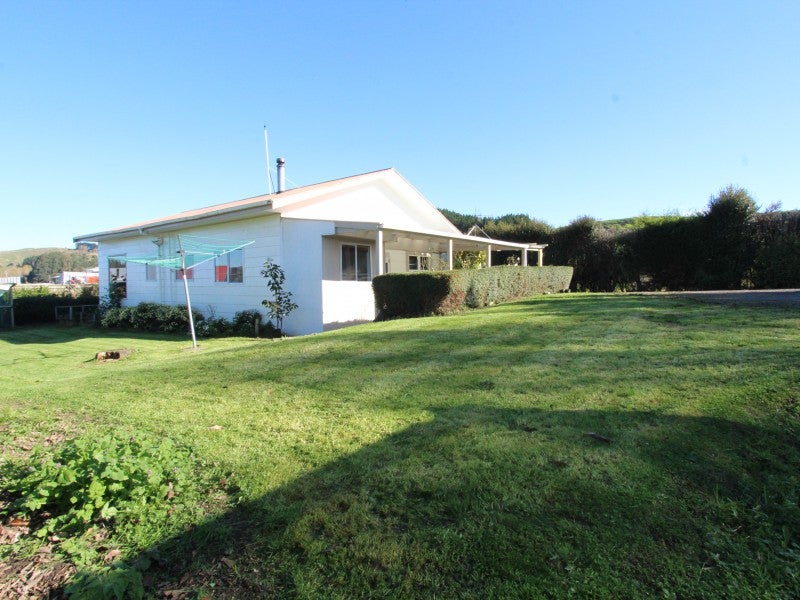 10 Ruawhata Road, Mangatainoka, Pahiatua - Carousel 1