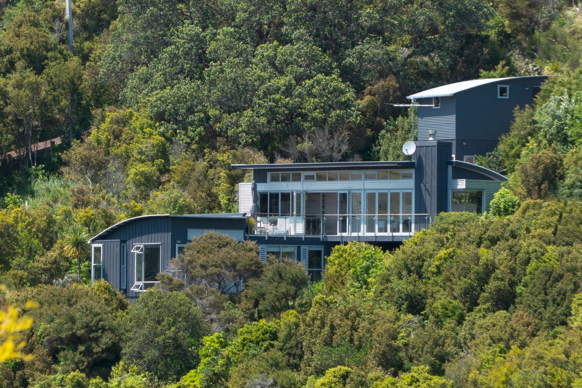 25 Queens Drive, Oneroa, Waiheke Island - Carousel 1