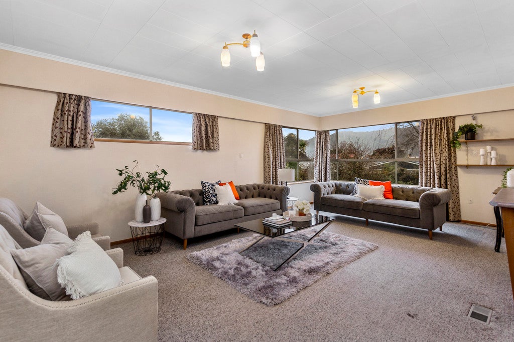 7 Maoribank Grove, Brown Owl, Upper Hutt - Carousel 1
