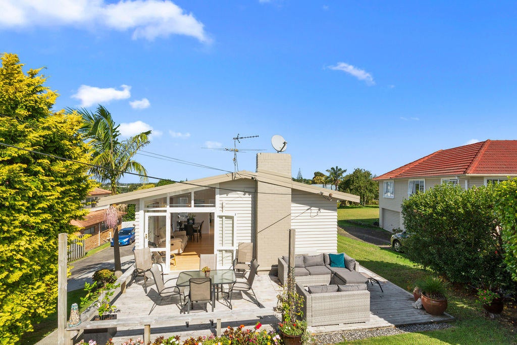 11 Tiroroa Avenue, Te Atatu South, Auckland - Carousel 1