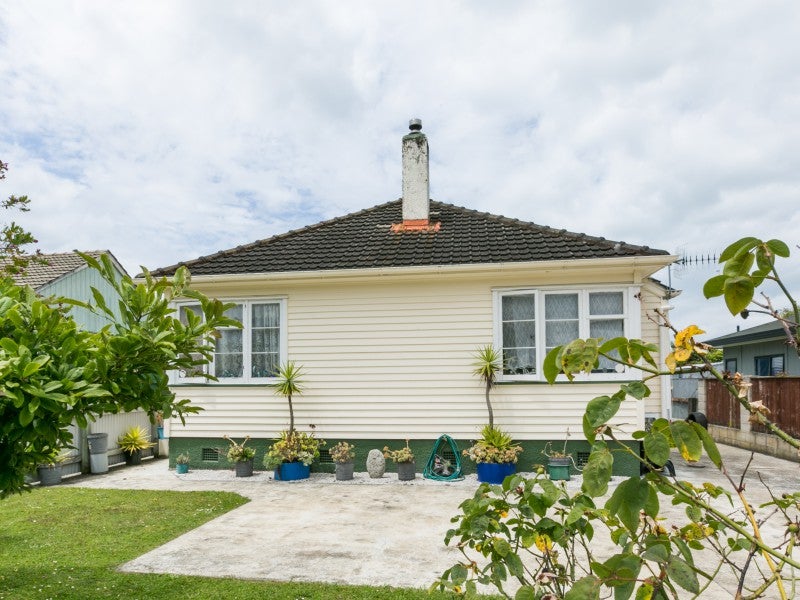 32 Russell Road, Marewa, Napier - Carousel 1