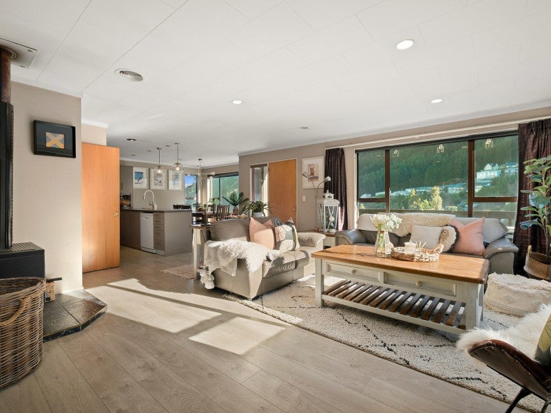 3 MacKinnon Terrace, Sunshine Bay, Queenstown - Carousel 2