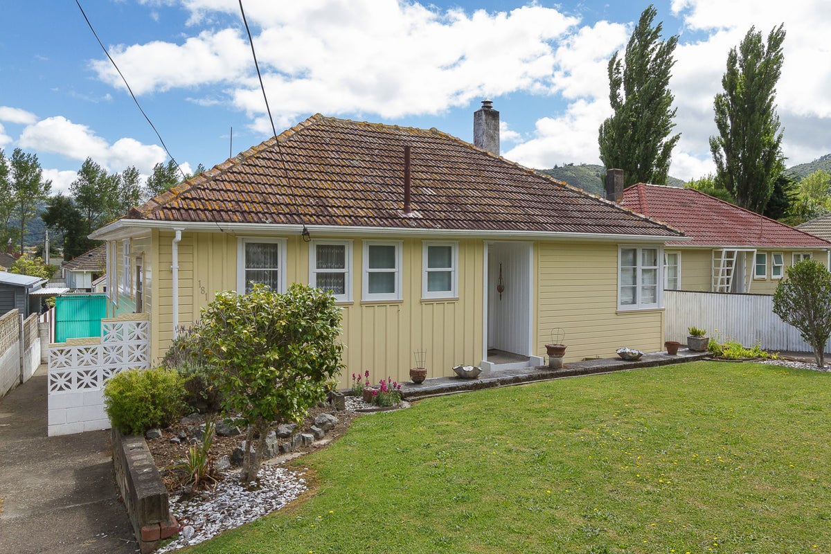 181 Waddington Drive, Naenae, Lower Hutt - Carousel 1