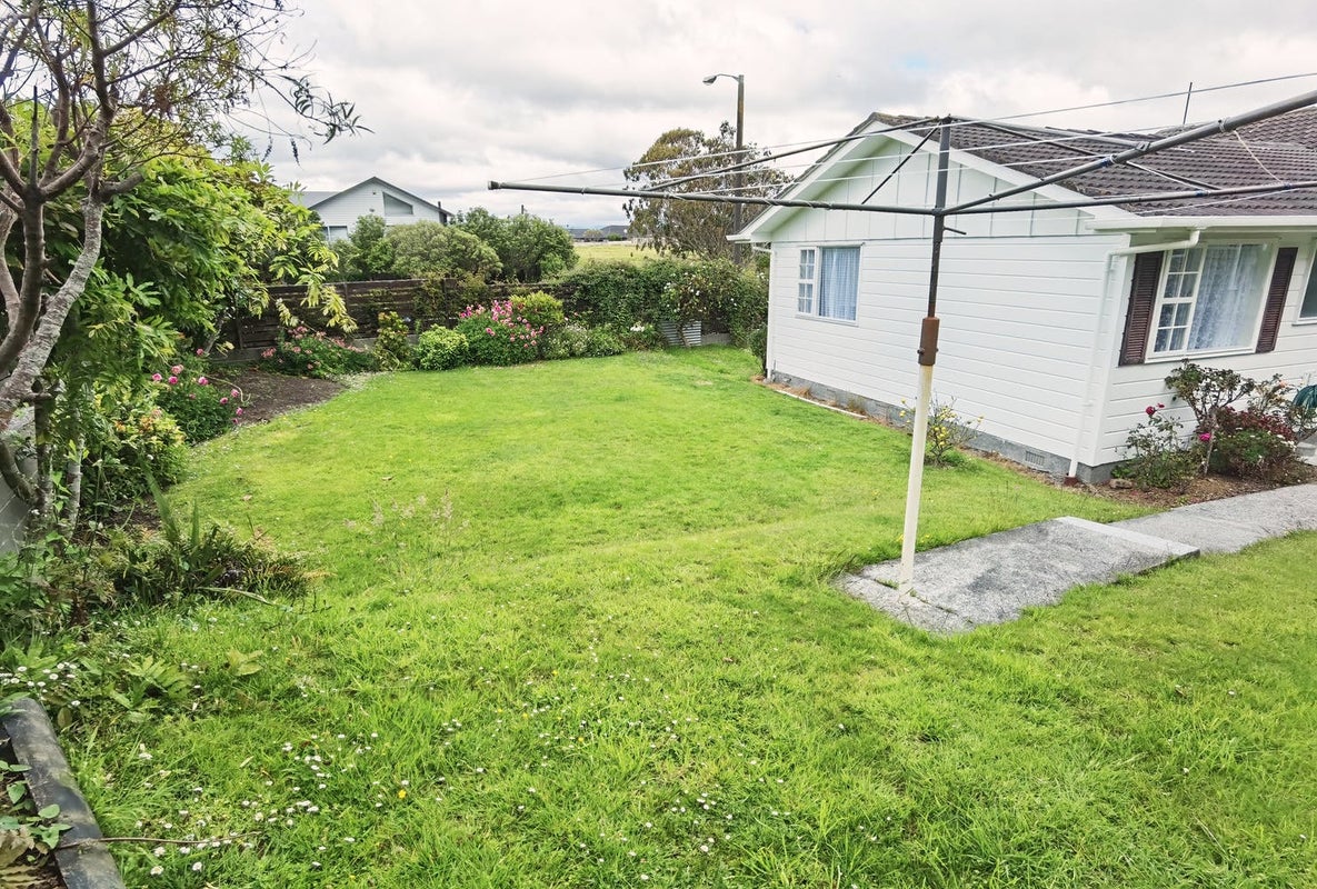 2 Waipounamu Drive, Kelson, Lower Hutt - Carousel 12