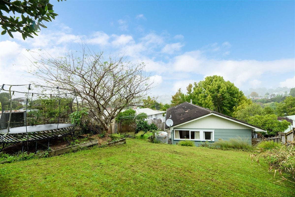 11 Finn Place, Totara Vale, Auckland - Carousel 1