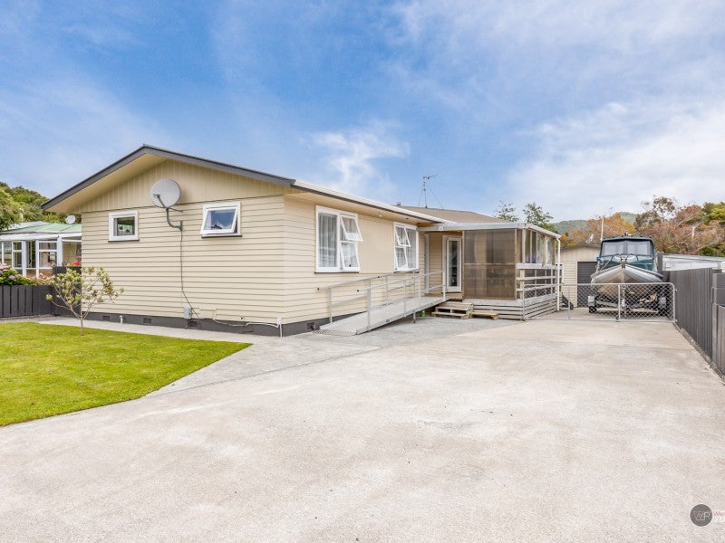 8 Mimihau Grove, Wainuiomata, Lower Hutt - Carousel 1