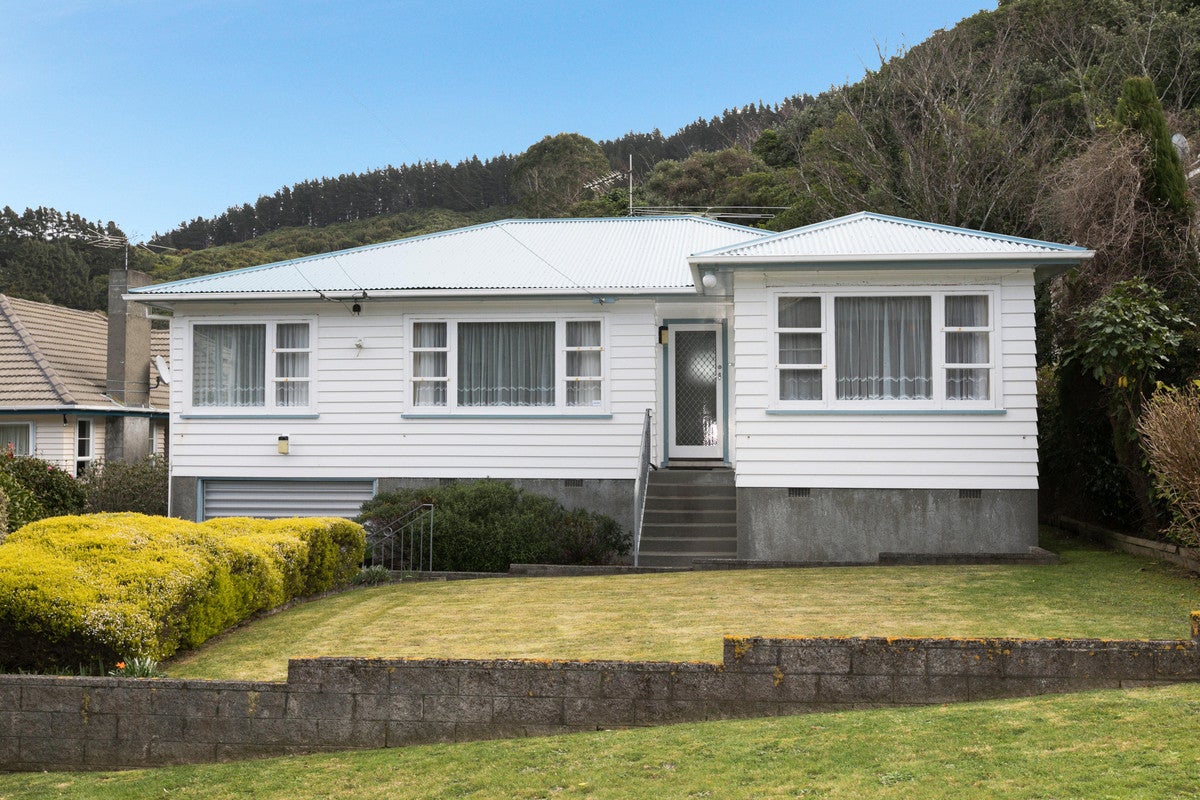 92 Chester Road, Tawa, Wellington - Carousel 1