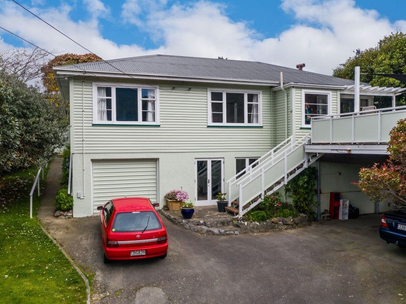13 Lyndhurst Road, Tawa, Wellington - Carousel 1