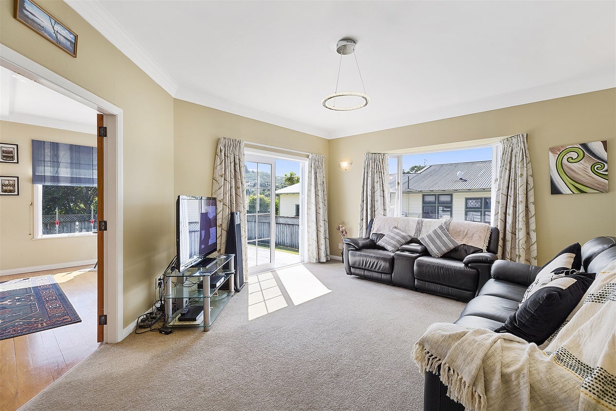 8 Ngatitoa Street, Tawa, Wellington - Carousel 2