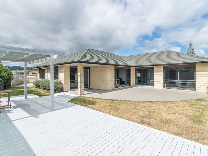 1 William Noel Place, Waikanae Beach, Waikanae - Carousel 1