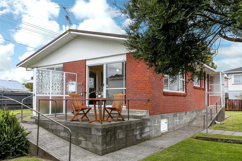 38 South Road, Blagdon, New Plymouth - Carousel 1