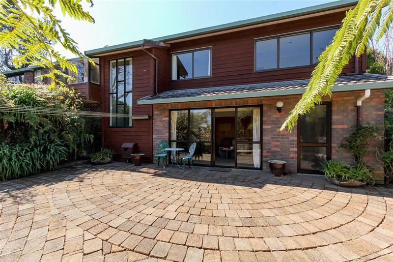 20 Sequoia Grove, Merrilands, New Plymouth - Carousel 1