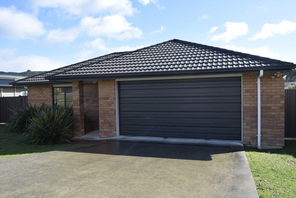 11 Diamond Grove, Brown Owl, Upper Hutt - Carousel 1