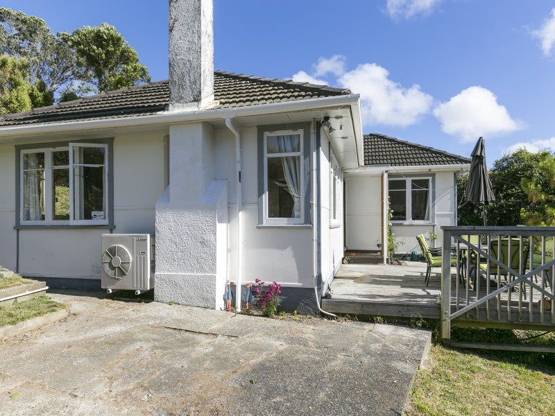 142 Helston Road, Paparangi, Wellington - Carousel 1