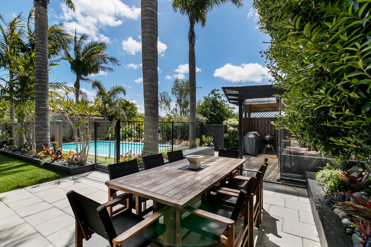 21 Sartors Avenue, Northcross, Auckland - Carousel 1