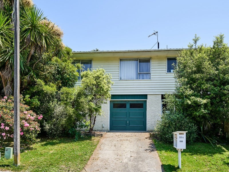 20A YARROW PL, PAPAKOWHAI, PORIRUA - Carousel 1